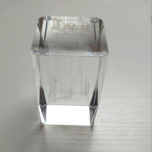 Clear glass paperweight I love New York cityscape - Picture 6 of 9